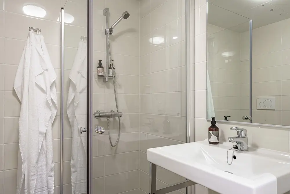 Rymligt badrum i Family Apartment hos Boo Boo Living på Lidingö