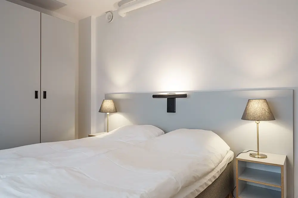 Mjukt uppbäddad säng i Family Apartment hos Boo Boo Living på Lidingö